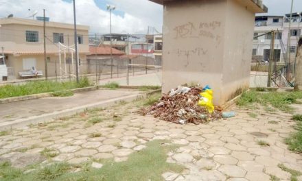 Praça no bairro Areias Brancas vira depósito de lixo