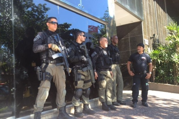 Polícia Civil recolhe equipamentos de informática na Samarco, em BH