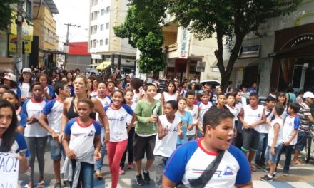 Escola Aureliano faz manifestação no Centro de Formiga