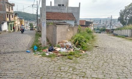 Lixo se acumula em rua do Centenário