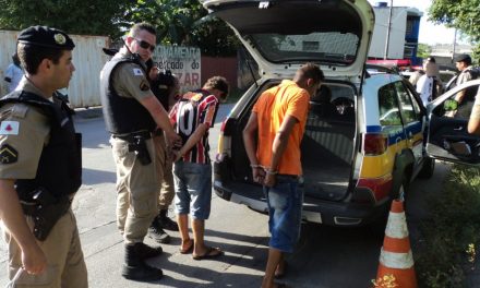 Ladrões de veículo são presos após perseguição policial