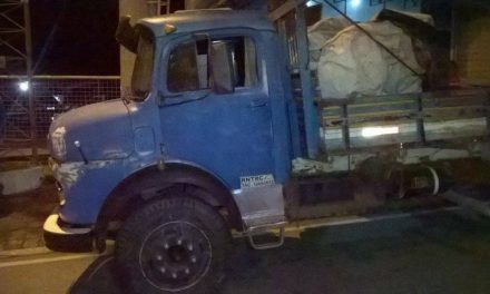 Homem é preso e veículos apreendidos por falta de documentação