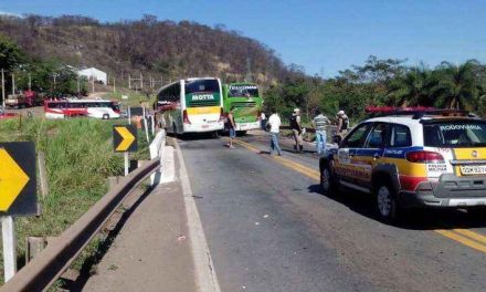 Acidente entre dois ônibus e um trator fecha a MG-050 por quase duas horas