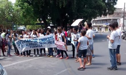 Estudantes de Formiga participam de manifestação contra a PEC 55