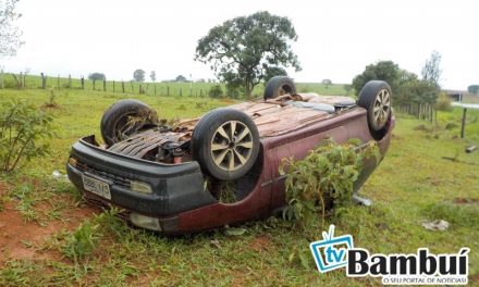 Carro capota na BR-354 e motorista fica ferido