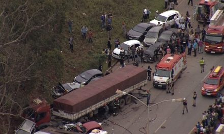 Carreta desgovernada atinge mais de 20 carros em Belo Horizonte