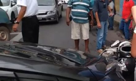 Colisão entre carro e motocicleta deixa uma pessoa ferida