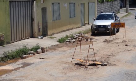 Placas de sinalização e serviços não concluídos  pelo Saae colocam população em risco