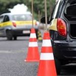 Erro em aula de direção termina com carro dentro de autoescola; Confira o vídeo