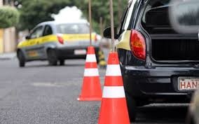 Erro em aula de direção termina com carro dentro de autoescola; Confira o vídeo