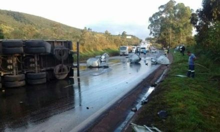 Carreta que transportava líquido altamente corrosivo tomba na BR-040