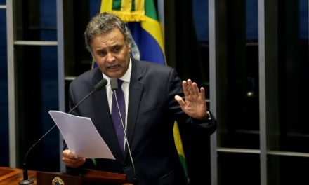 Aécio Neves se afasta da presidência do PSDB