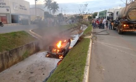 Veículo conduzido por jovem inabilitado cai em córrego e pega fogo em Arcos