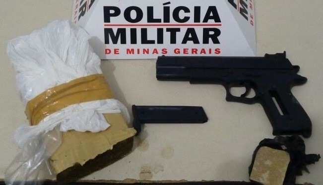 PM apreende grande quantidade de droga e simulacro de arma de fogo no Alvorada