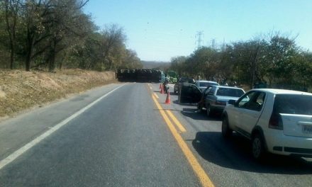 Caminhão bate na traseira de carro e tomba na MG-050