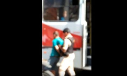 Homem é rendido pela PM dentro de coletivo