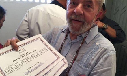 Lula exibe diploma com erros de português; universidade nega entrega do certificado