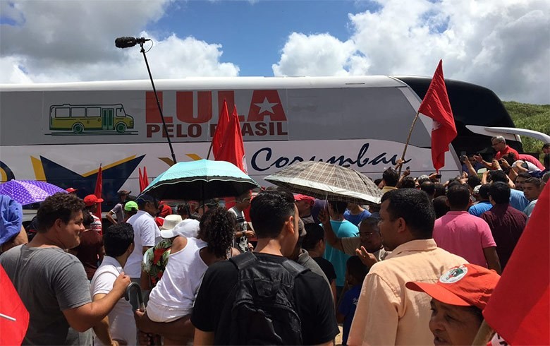 Candidatos driblam lei eleitoral com caravanas pelo país