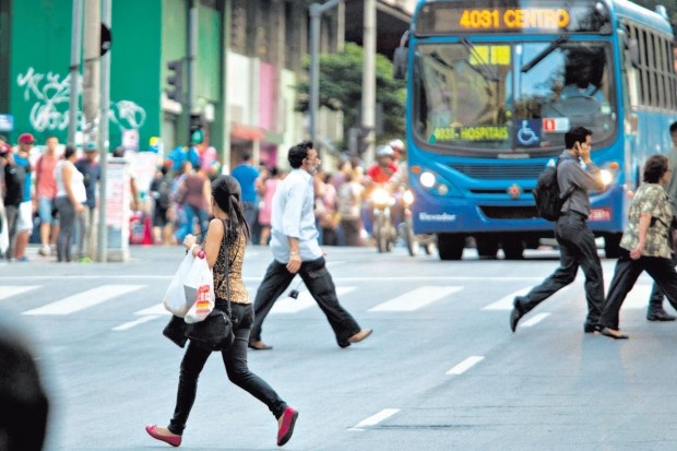 Pedestres e ciclistas poderão ser multados a partir de 2018