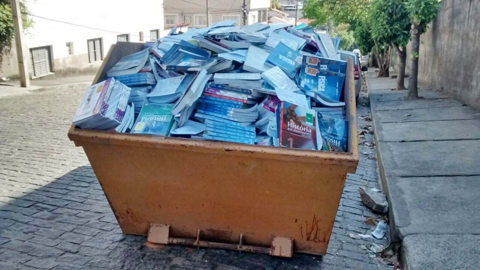 Caçamba carregada de livros didáticos chama a atenção no bairro Bela Vista