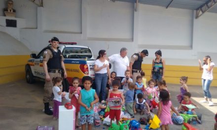 Crianças recebem brinquedos arrecadados em campanha da PM