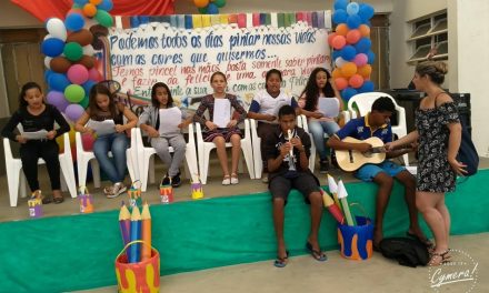 Alunos da Escola Normal se apresentam na Apae