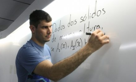 Lei dá prioridade para professores receberem restituição do IR