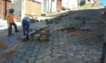 Prefeitura pretende solucionar problemas de calçamento na rua Doutor Manoel Dias