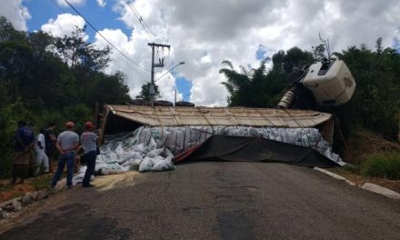 Carreta tomba e interdita acesso a distrito de Oliveira