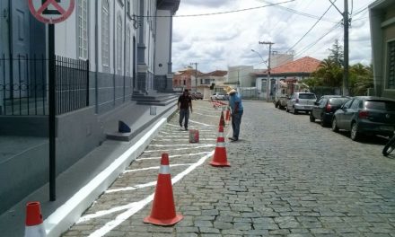 Prefeitura inicia demarcação de vagas de estacionamento ao lado da Matriz