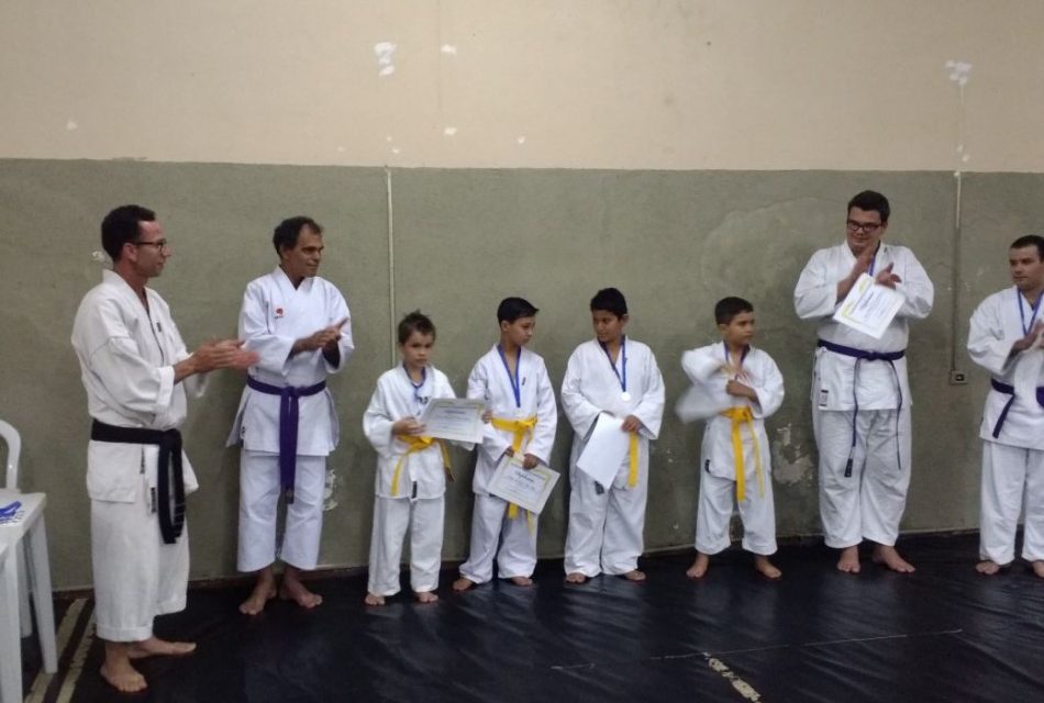Alunos do Tatame do Bem trocam de faixa no karatê