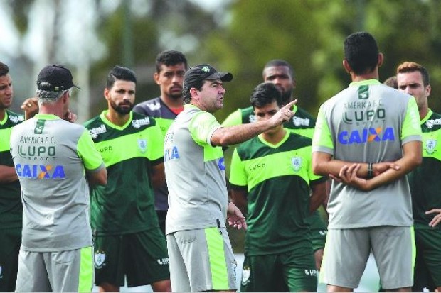 Vitória praticamente classifica o América no Mineiro