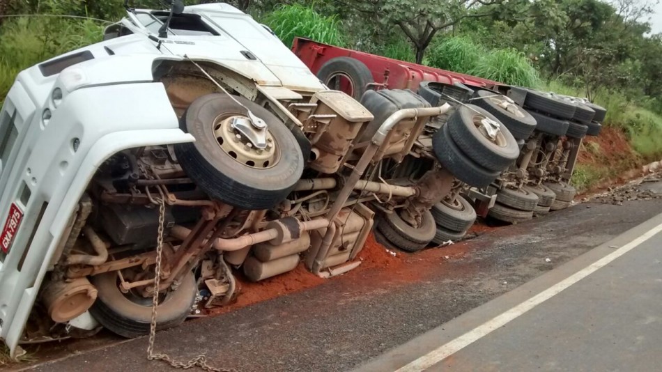 BR-354: motorista morre após carreta bater em barranco