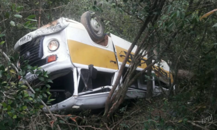 Acidente com kombi escolar deixa pelo menos 12 feridos