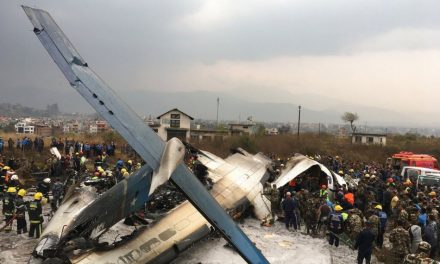 Avião com 71 a bordo cai e deixa mais de 30 mortos no aeroporto do Nepal