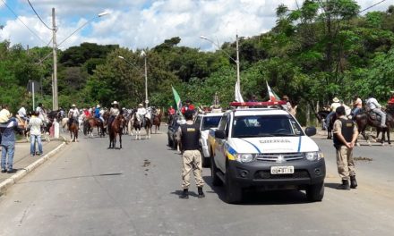 Jovem é preso após jogar bomba em cavalos na Cavalgada em Arcos