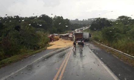 Carreta carregada de soja tomba próximo ao Córrego das Almas