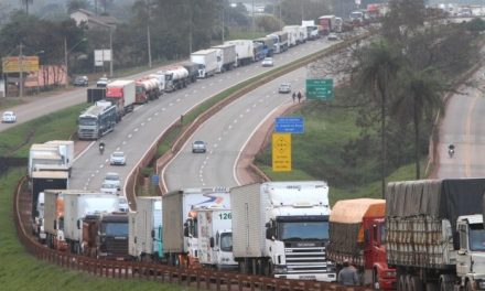 Caminhoneiros mantêm paralisação em todo o País nesta segunda-feira