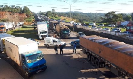 Protesto de caminhoneiros fecha trechos de rodovias em Minas