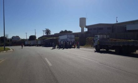 Manifestantes fecham mais uma rodovia na região