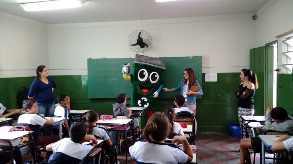 Ecopontos para coleta de pilhas e baterias são distribuídos em Córrego Fundo