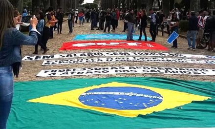 Professores das escolas estaduais de Formiga mantêm paralisação