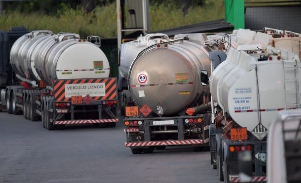 Diesel ultrapassa 70% do custo do frete e tanqueiros ameaçam greve em Minas