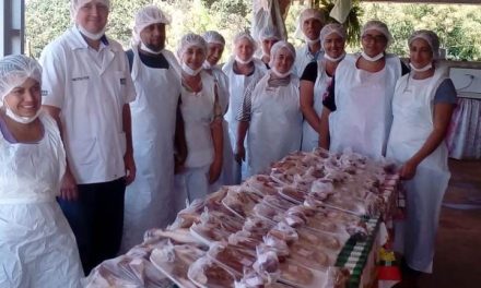 Curso artesanal de defumados é realizado na Fazenda Velha