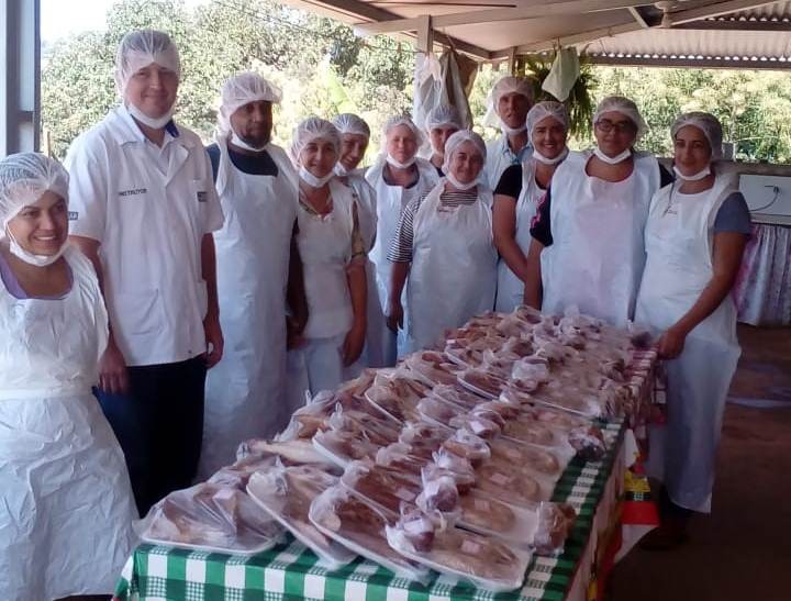 Curso artesanal de defumados é realizado na Fazenda Velha