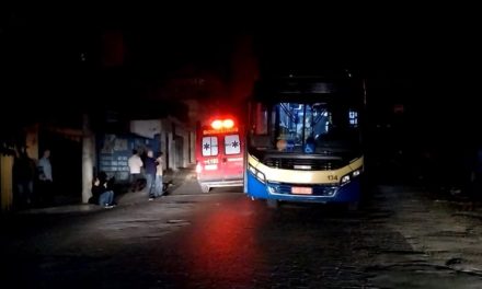 Locomotiva atinge ônibus de transporte público em Divinópolis