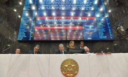 Piso nacional para servidores da educação estadual é aprovado em primeiro turno