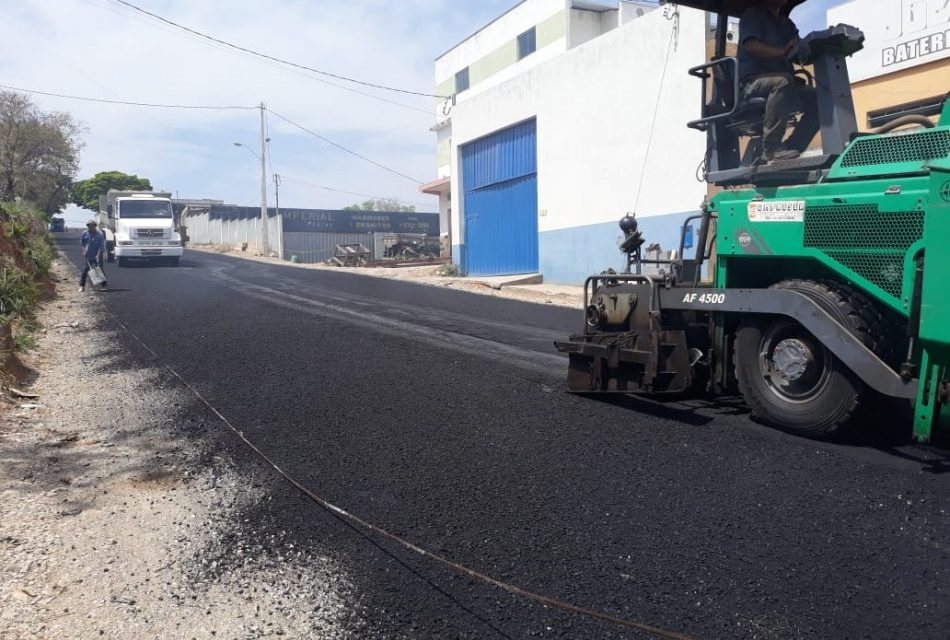 Obras de asfaltamento da rua Universitários avançam