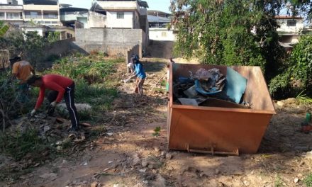 Entulhos são recolhidos em rua da Vila São Vicente