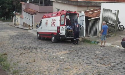 Motociclista sofre acidente em via danificada pela chuva no Santa Teresa